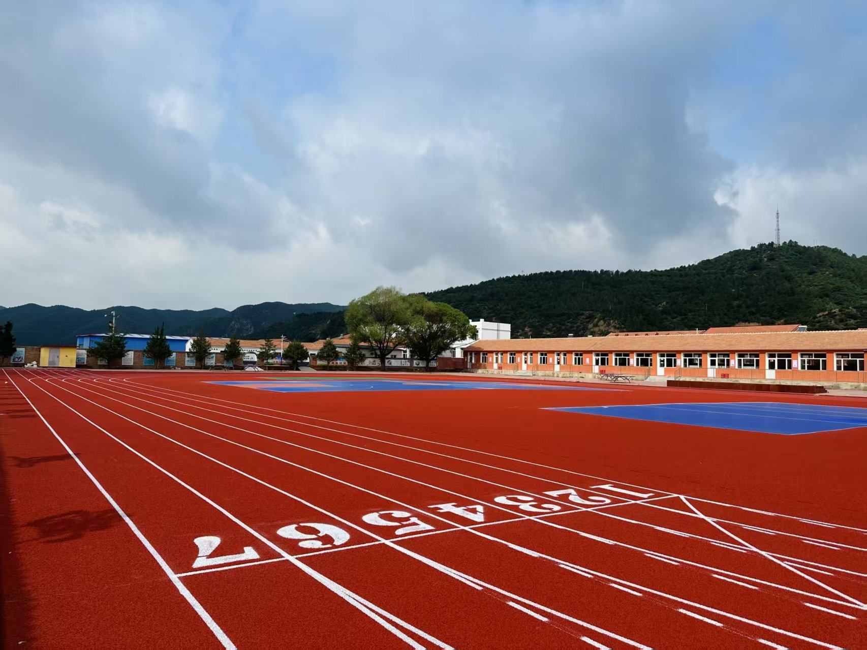 河池市自结纹塑胶跑道复合型塑胶跑道 - 方案